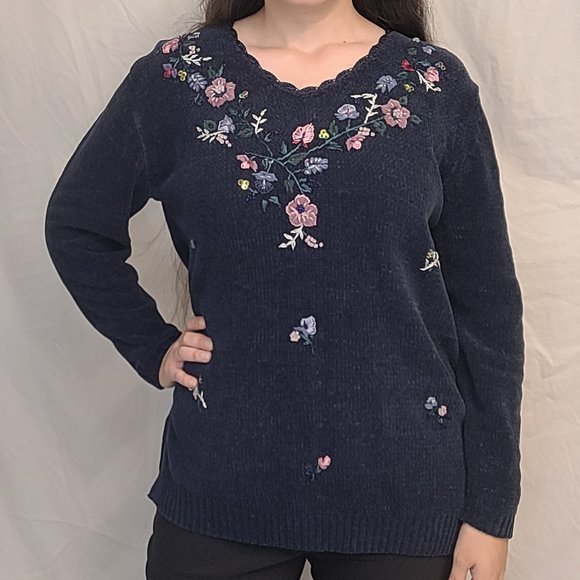 Carolyn Taylor Sweaters - Cozy Vintage Carolyn Taylor Floral Embroidered Navy Sweater